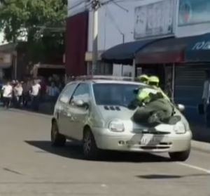 VIDEO: Conductora arrolla Policía de Tránsito