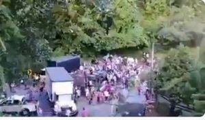 (VIDEO) Saquean camión cargado de elementos de aseo que se volcó en el suroeste de Antoquia