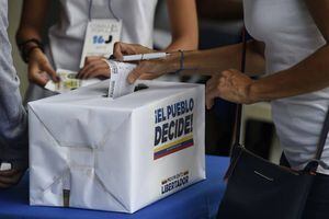 Venezuela participa masivamente del plebiscito para frenar la constituyente de Maduro