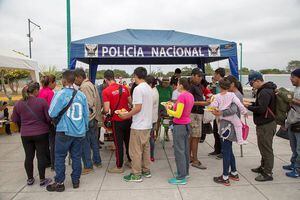 Menos de medio centenar de venezolanos se mantiene en frontera de Ecuador