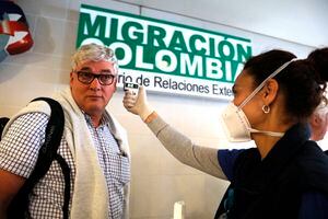 La odisea del extranjero que viajó junto a la colombiana contagiada con coronavirus