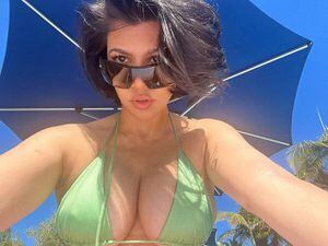 Kourtney Kardashian deslumbra con su barriga en atrevidas fotos en bikini