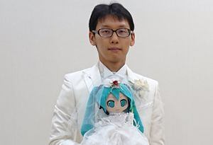 "No me atrae la gente de carne y hueso": japonés se casa con mujer animé de 16 años en forma de holograma