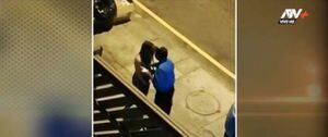 'Out of context' toque de queda: oficial municipal iba a multar a una mujer pero terminó besándola
