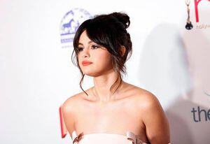 Selena Gomez estremece con su nuevo look y ¿un novio?
