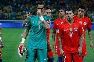 Quiebre total en la Roja: Referentes de la Selección le habrían pedido a Rueda no citar a Claudio Bravo