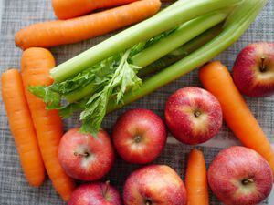 Suco de aipo, cenoura e gengibre: a tendência saudável que ajuda a emagrecer; veja a receita e propriedades