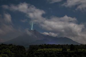 Asombrosa captura fotográfica muestra el momento justo de un meteorito cayendo dentro de un volcán