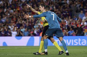 Cristiano Ronaldo recibió un duro castigo tras empujar al árbitro en el derbi español