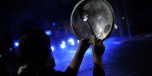 Cacerolazo nocturno en cierre de jornada con focos de violencia en Santiago