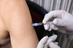 Las vacunas de COVID-19 administradas en el mundo superan ya a los contagios