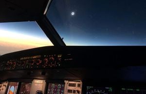 Companhia aérea revela registro impressionante do eclipse solar total feito desde a cabine de um avião