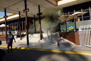 Incidentes previos a Festival de Viña del Mar: evacúan Hotel O'Higgins por apedreos y queman autos en su frontis