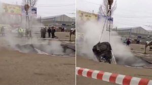 (VIDEO) Dos hombres murieron luego que carro cayera en un agujero con agua hirviendo