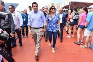 Rosselló recibe a turistas de crucero en muelle de la bahía de San Juan