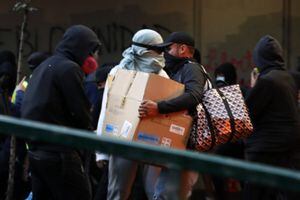 Saqueos y violencia de encapuchados volvieron a desvirtuar manifestaciones en el centro de la capital