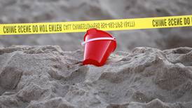 Muere una niña en Florida tras quedar enterrada en un hoyo en la playa