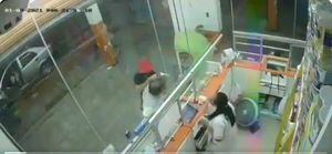Cámara capta un violento asalto en una farmacia en Pueblo Viejo, Los Ríos