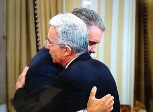 ¿Lloró? Esta fue la reacción del presidente Duque cuando Álvaro Uribe lo saludó