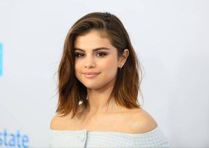 Pronunciado escote de Selena Gomez desata rumores de aumento de senos