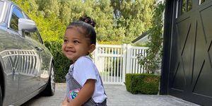 Stormi, la hija de Kylie Jenner, presume un collar de diamantes en casa