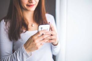 Razones por las que nunca debes usar tu smartphone en el baño