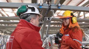 Mujeres son clave en la construcción de la primera planta termosolar de Latinoamérica