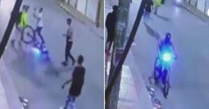 (VIDEO) En manada delincuentes atracaron a un joven y le robaron su bicicleta