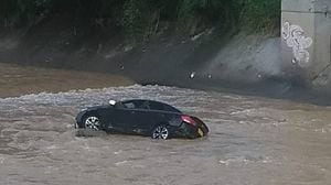 Un carro particular perdió el control y cayó en el río Medellín