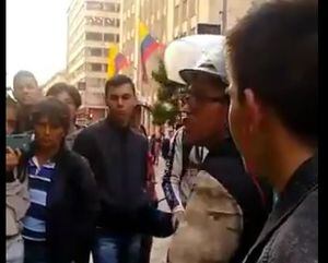 La confrontación de un manifestante a dos policías en el centro de Bogotá