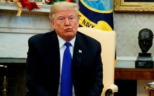 "Mucha gente quiere averiguar sobre eso": desclasifican transcripción donde Trump pide al presidente de Ucrania que lo ayude a investigar al hijo de Biden