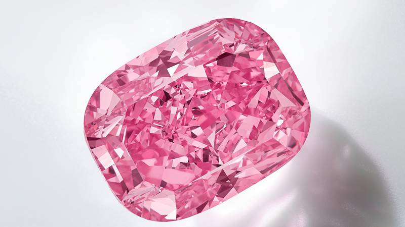 El color del diamante ha sido designado como "elegante vívido", el grado más alto de color intenso logrado por solo el 4% de los diamantes rosados.| Foto: Sotheby's