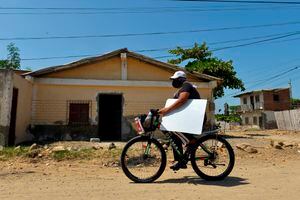 Maestra ecuatoriana va en bicicleta a las casas de sus estudiantes