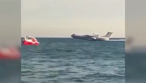 Vídeo impressionante registra momento em que avião coleta água do mar para ajudar a combater incêndios na Turquia