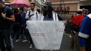 Estudiantes de Medicina de la Universidad Central protestan en las afueras del Teatro Sucre