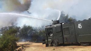 Incendio en Casablanca: hasta carro lanzaaguas de Carabineros combate llamas cerca de "Lo Vásquez"