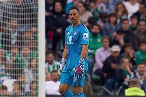 Claudio Bravo recibe un balde de agua fría en medio de su gran momento en el Betis