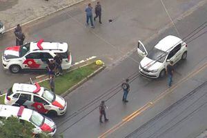 Carro da Prefeitura é baleado na zona leste de São Paulo e uma pessoa morre