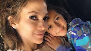 Emme sorprende con un sencillo estilo usando shorts durante la fiesta de Pascua en su mansión