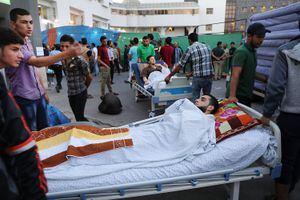 "¡Su pierna se pudrirá!": Baño de sangre deja a Gaza colapsada con hospitales desbordados y sin medicinas