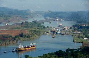 Choque en el Canal de Panamá: buque impacta puente ferroviario
