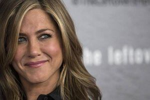 Look do dia: apenas Jennifer Aniston poderia nos fazer querer usar este terno com saia