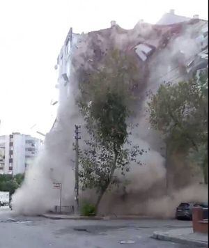 ¡Impactante! Captan momento exacto derrumbe de un edificio en Turquía