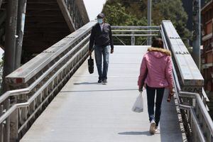 Mujeres en Bogotá dicen que su trabajo doméstico se aumentó durante la cuarentena