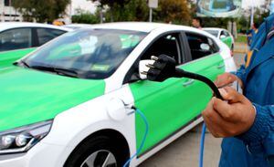 La odisea de la movilidad eléctrica ¿Por qué los chilenos no se deciden a cambiar la bencina por las baterías?