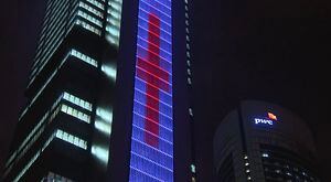 Iluminan las Cuatro Torres de Madrid con mensajes de apoyo a trabajadores sanitarios