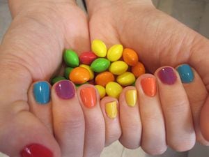 El rainbow nails, la manicure de moda