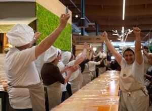Italianos entram para o Guinness após fabricar massa de 120 metros com rolo de macarrão