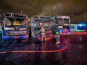 Tres buses se incendiaron durante la madrugada del martes al sur de Quito