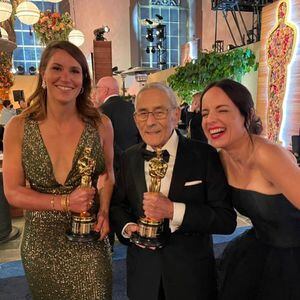 Fue reconocido por equipo de "Mi maestro el pulpo": Don Sergio Chamy posa con el Oscar de los ganadores